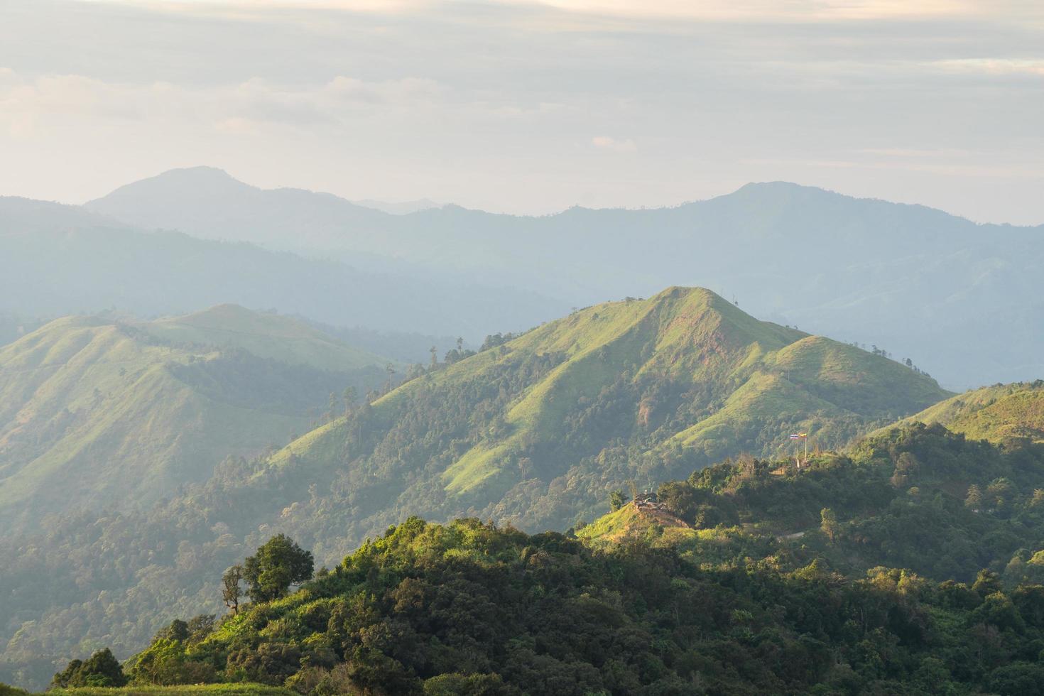 montanhas e florestas pela manhã foto