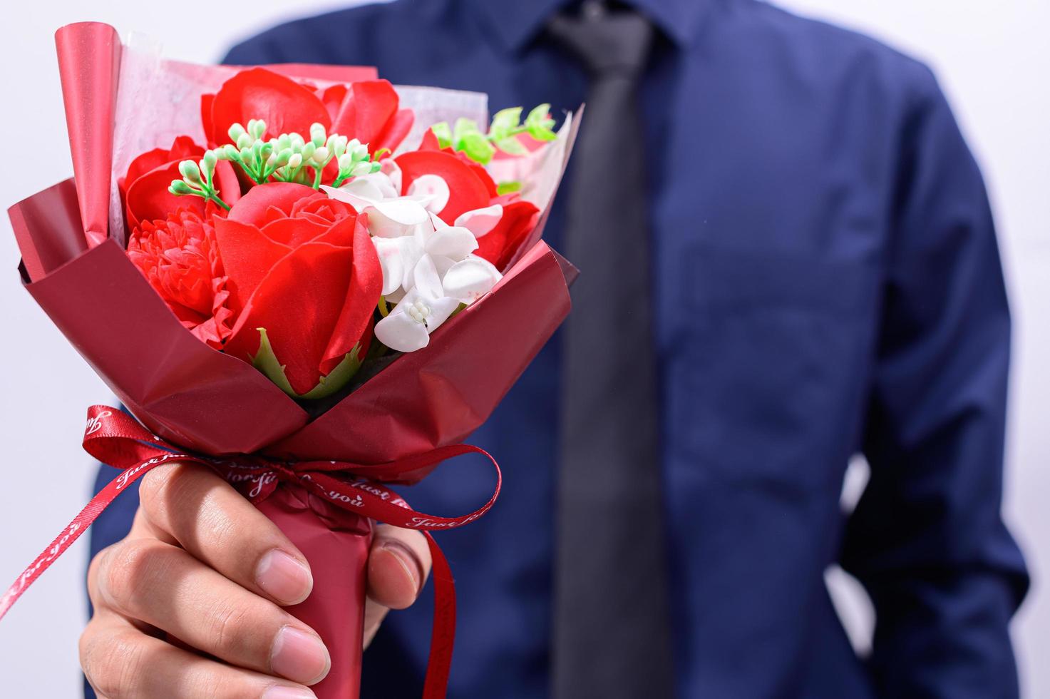 homem segurando flores foto