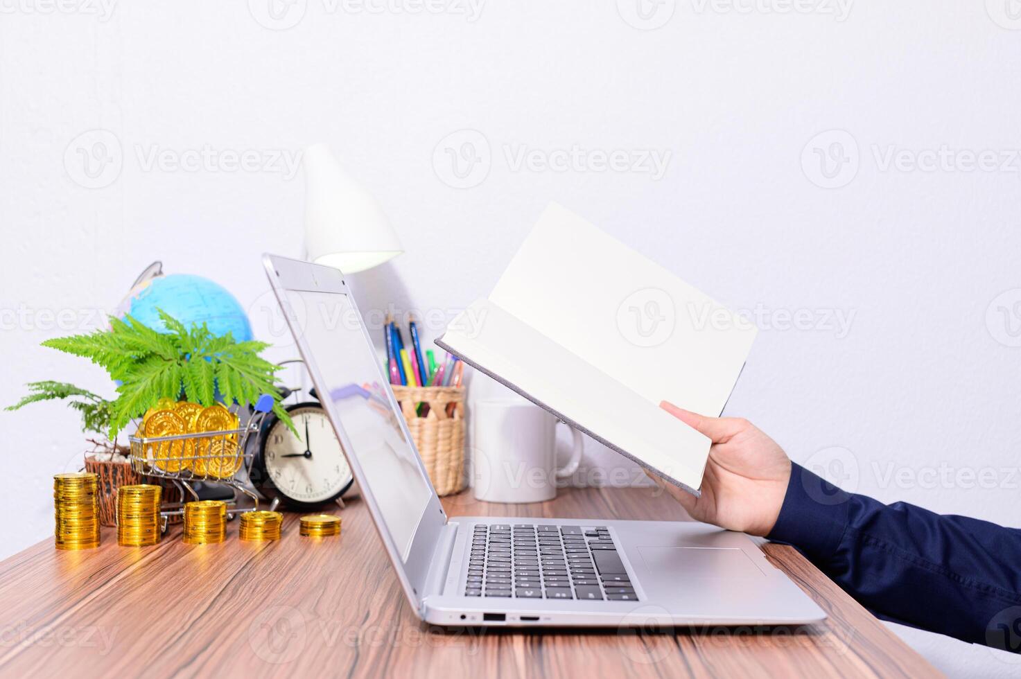 profissional segurando um livro em uma mesa foto