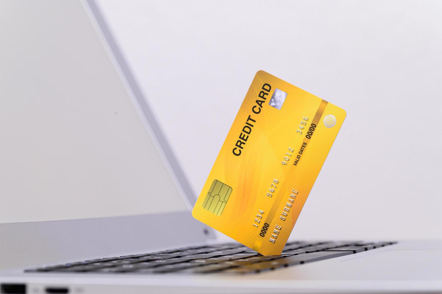 cartão de crédito amarelo no computador foto