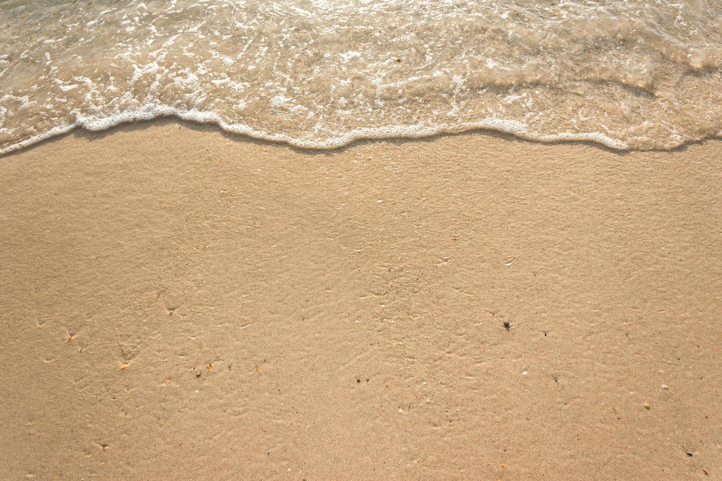 ondas do mar na praia de areia foto