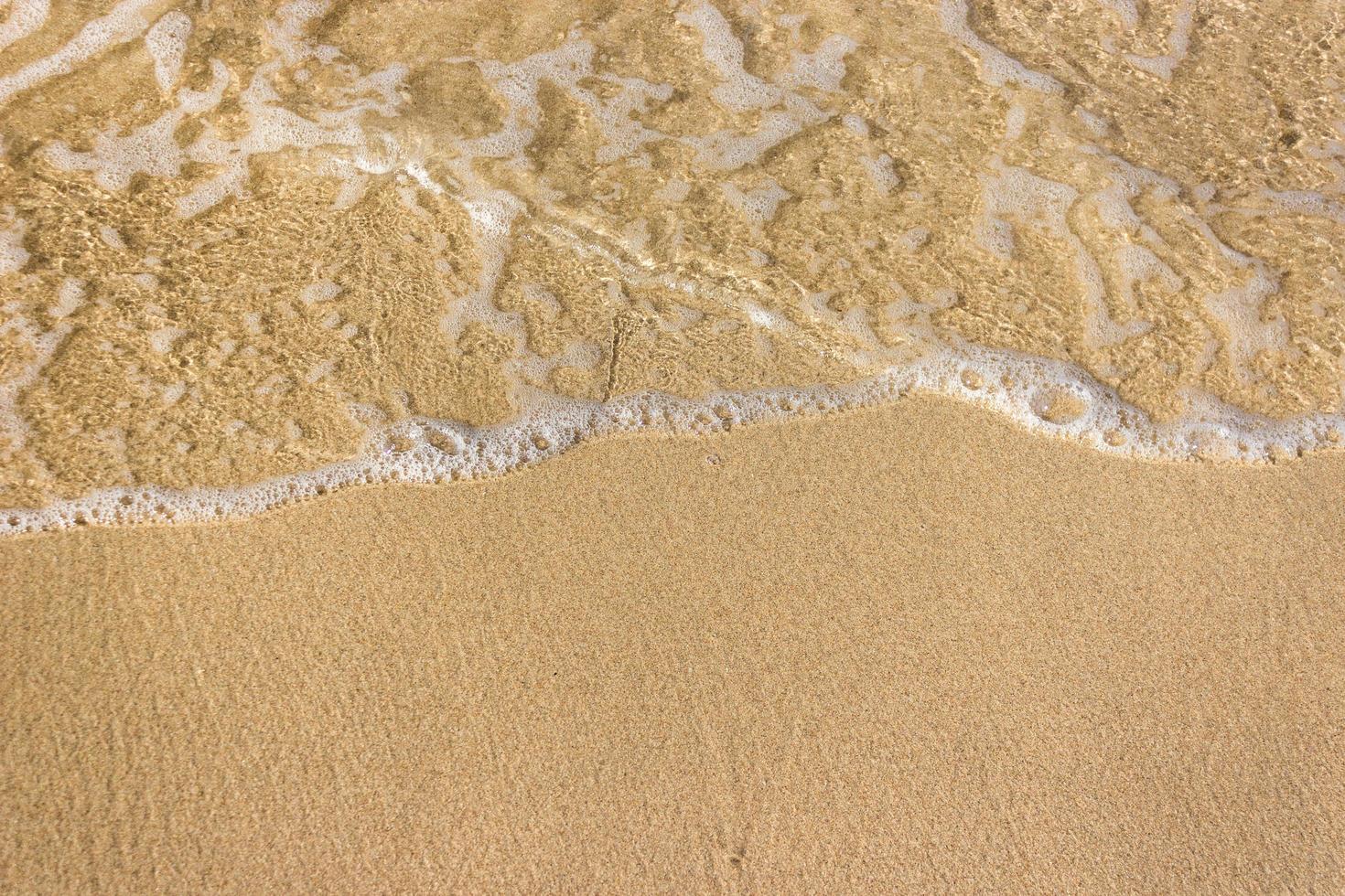 ondas do mar na praia de areia foto