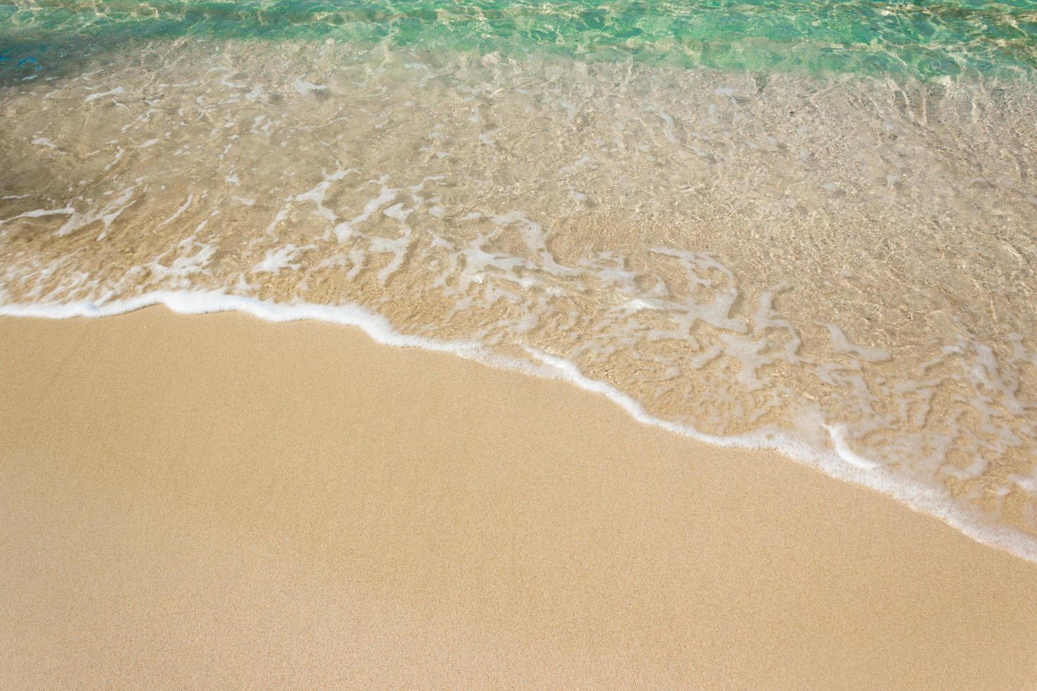 ondas do mar na praia de areia foto