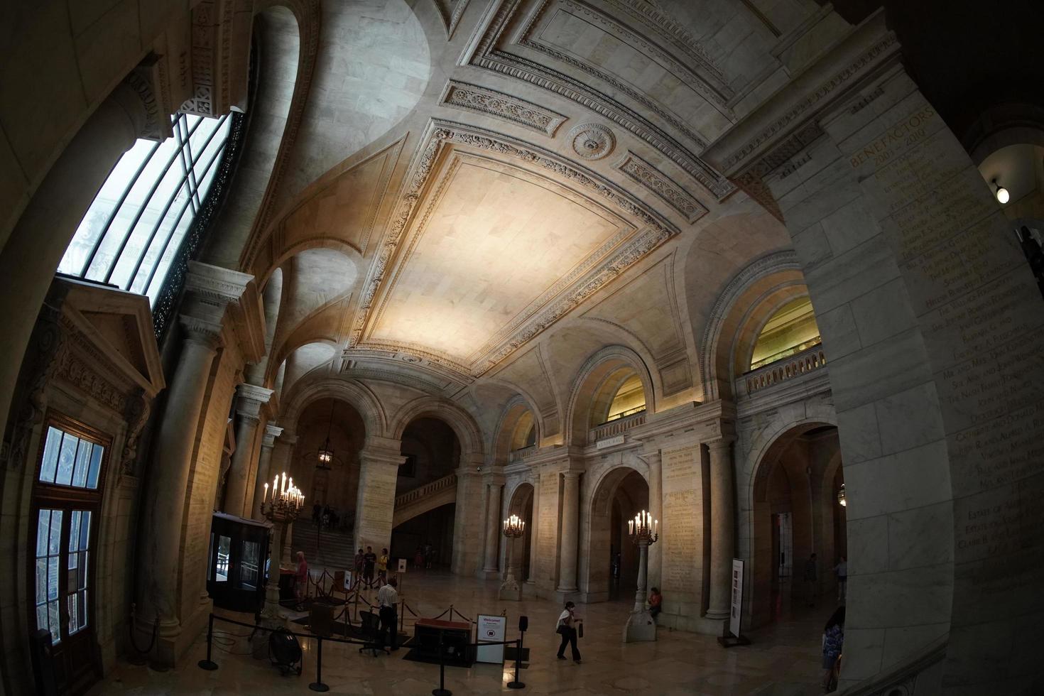 interior da biblioteca pública, nova york, 2022 foto