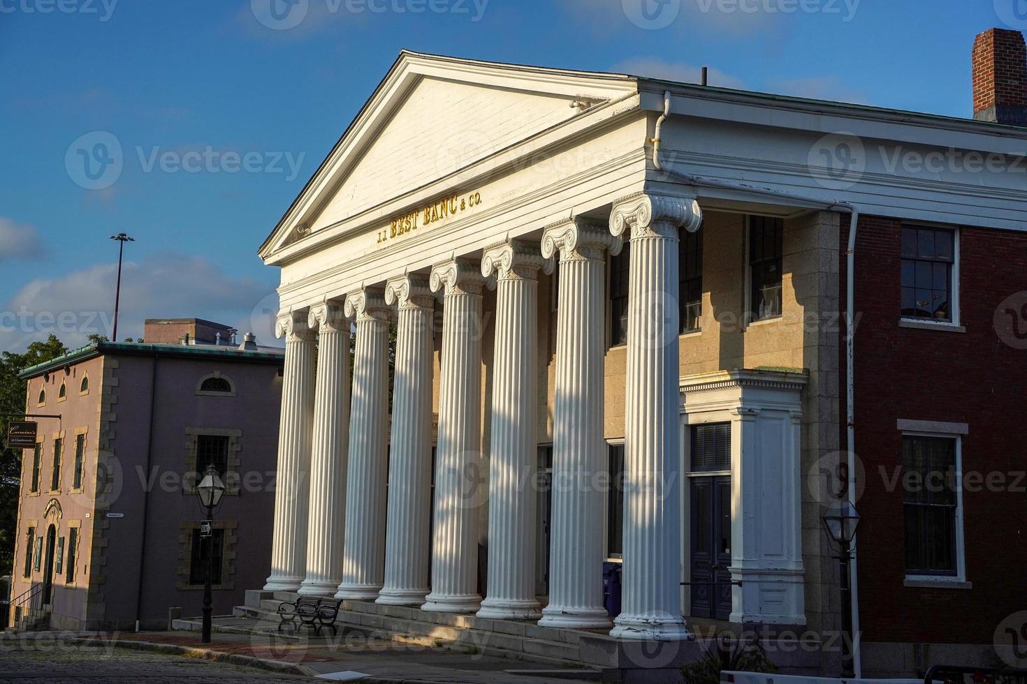 banco do prédio histórico de new bedford baleeiras foto