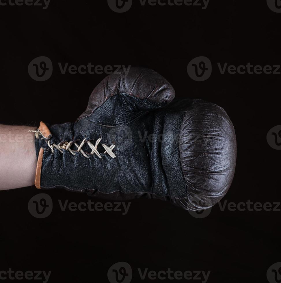 luva de boxe marrom vestida na mão do homem foto