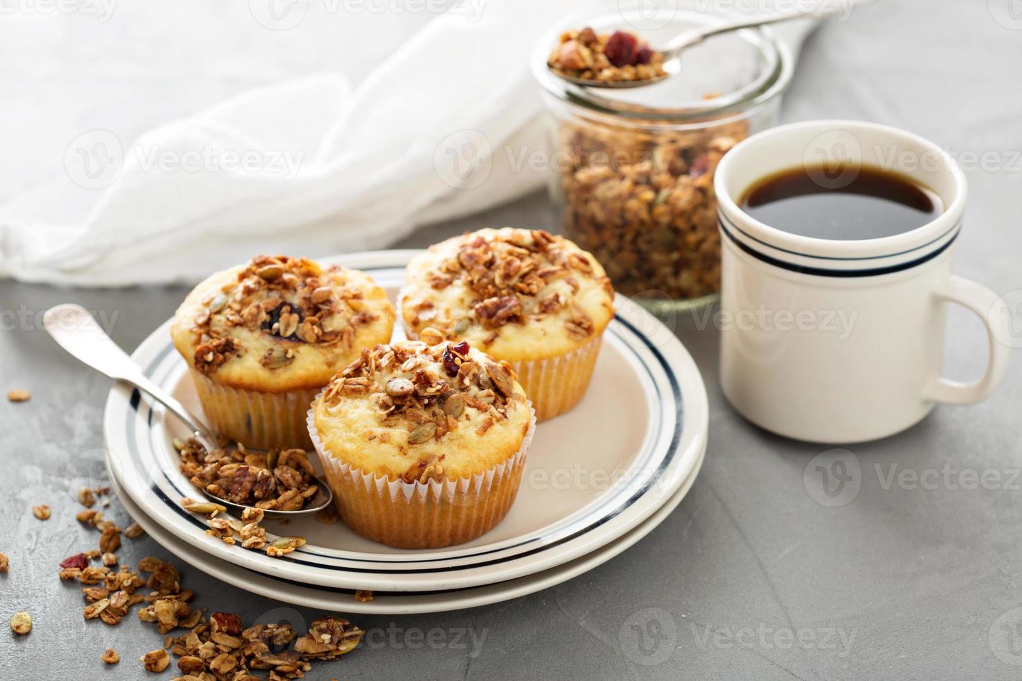 muffins de granola caseiros no café da manhã foto