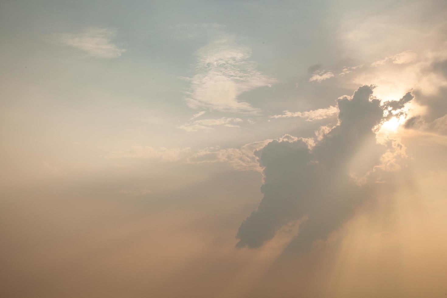 o céu ao pôr do sol foto