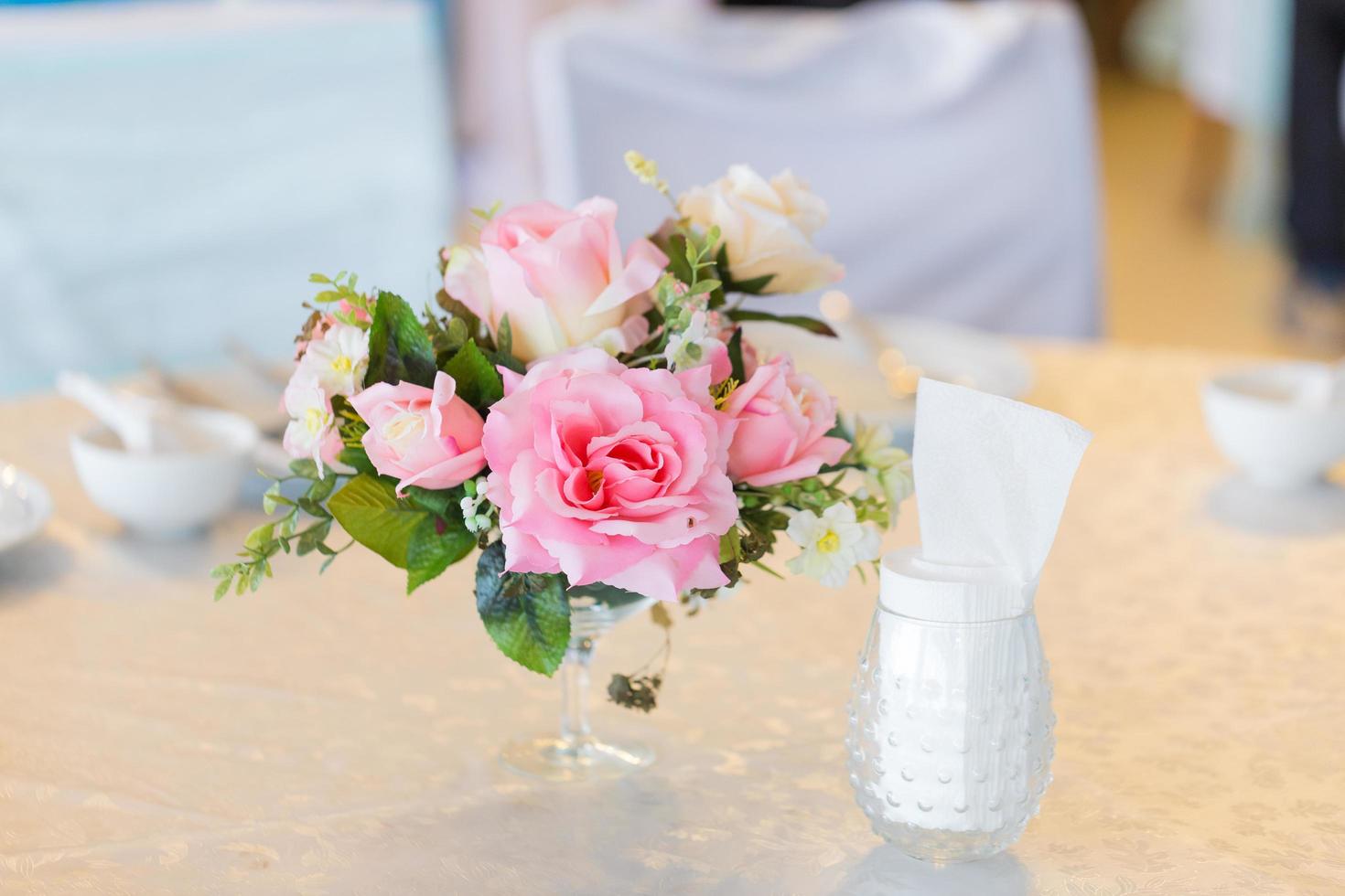 vaso de flores com uma rosa rosa foto
