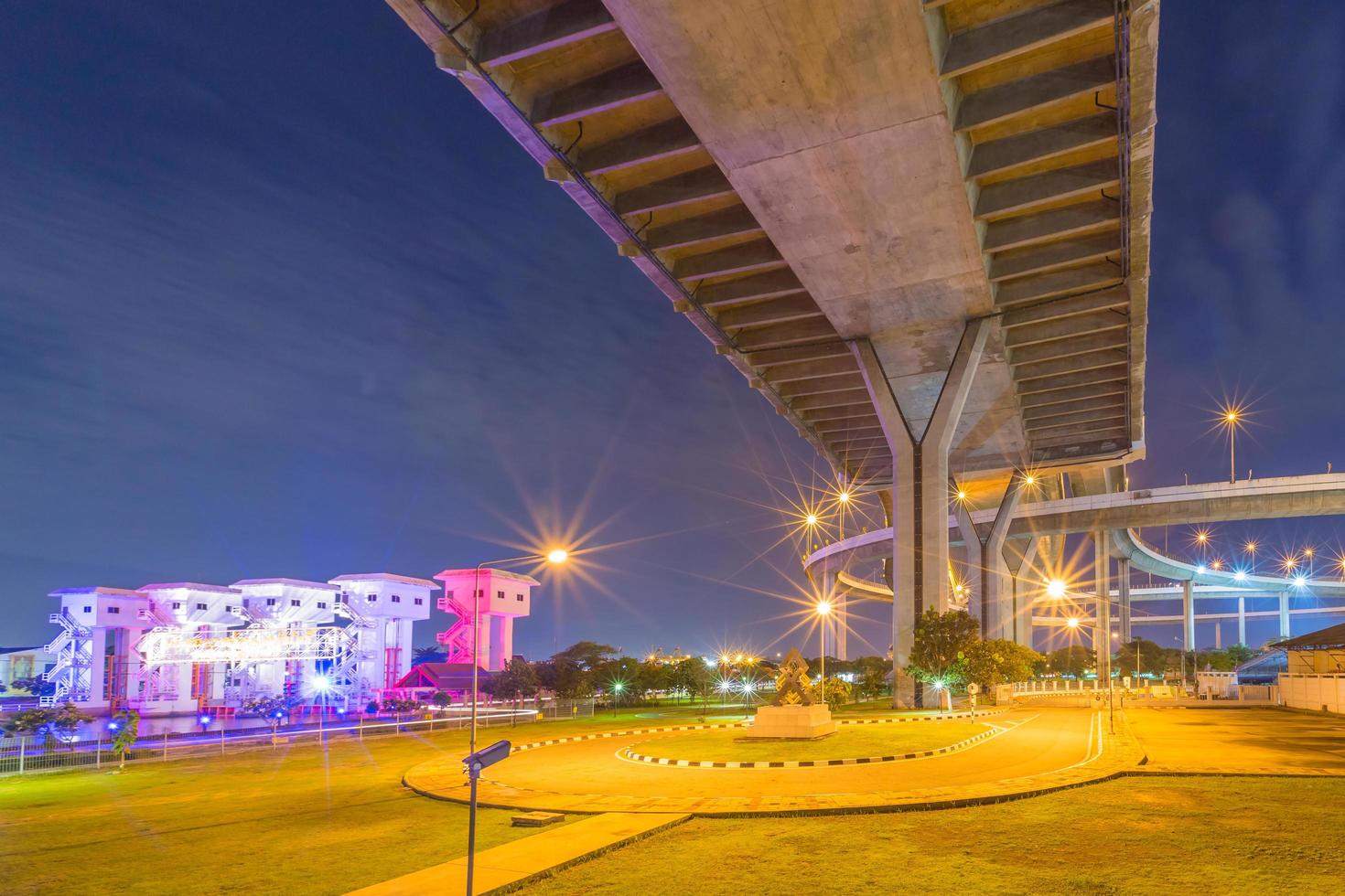 ponte bhumibol em bangkok à noite foto