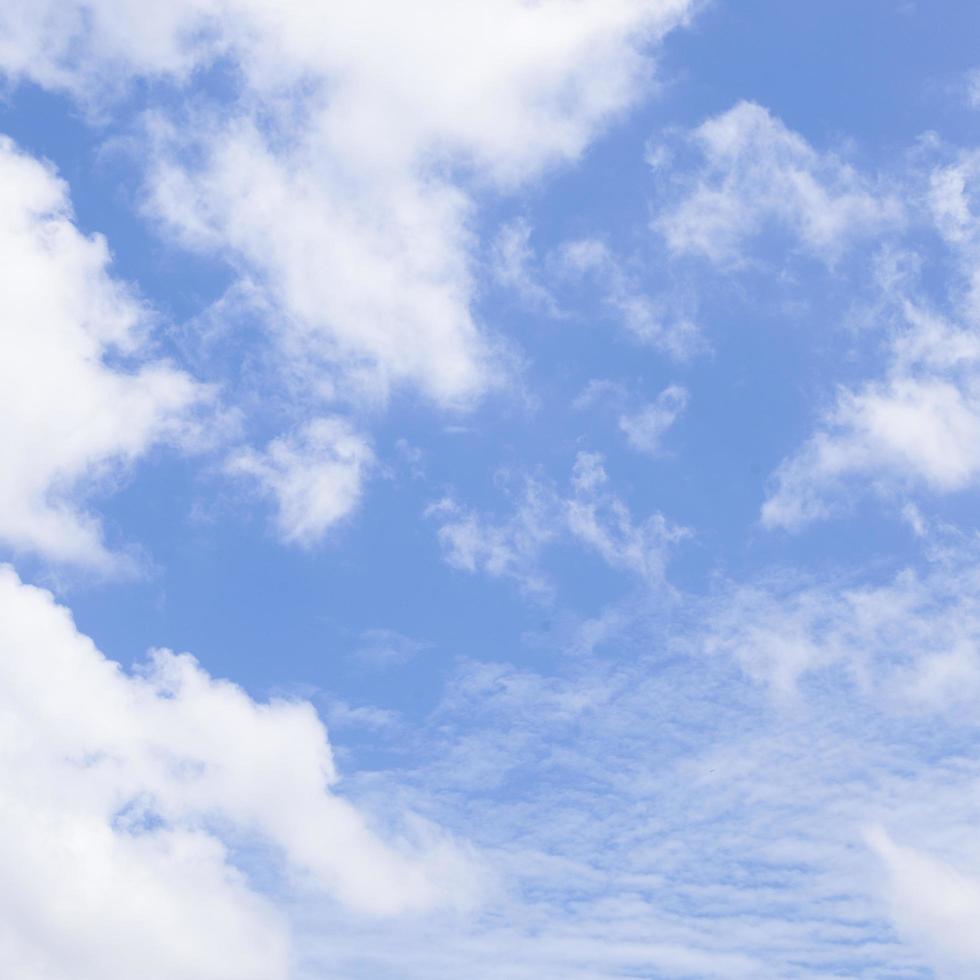 céu azul e nuvens foto