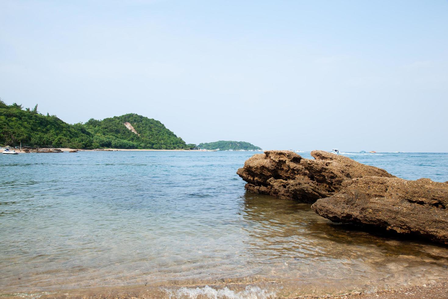 pedras na praia na tailândia foto