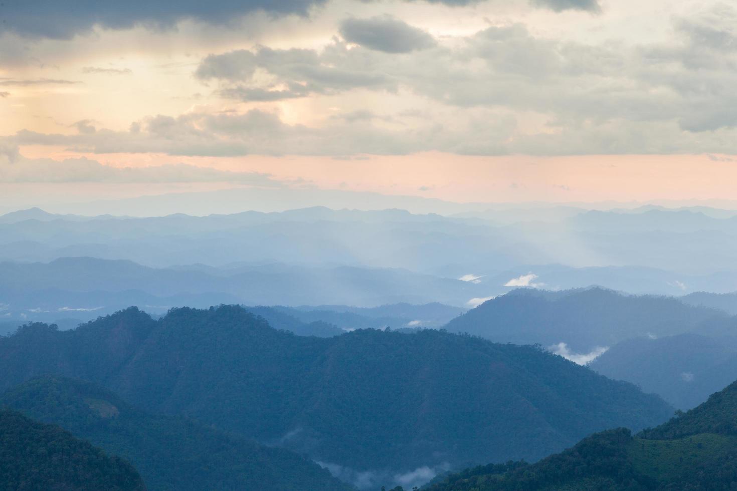 montanhas cobertas de névoa na Tailândia foto