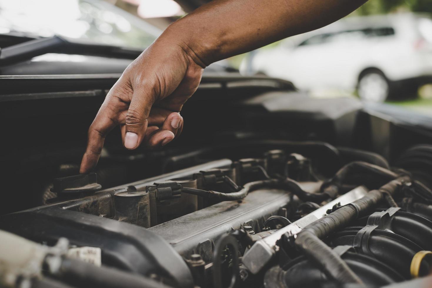 homem verificando o motor de um carro foto