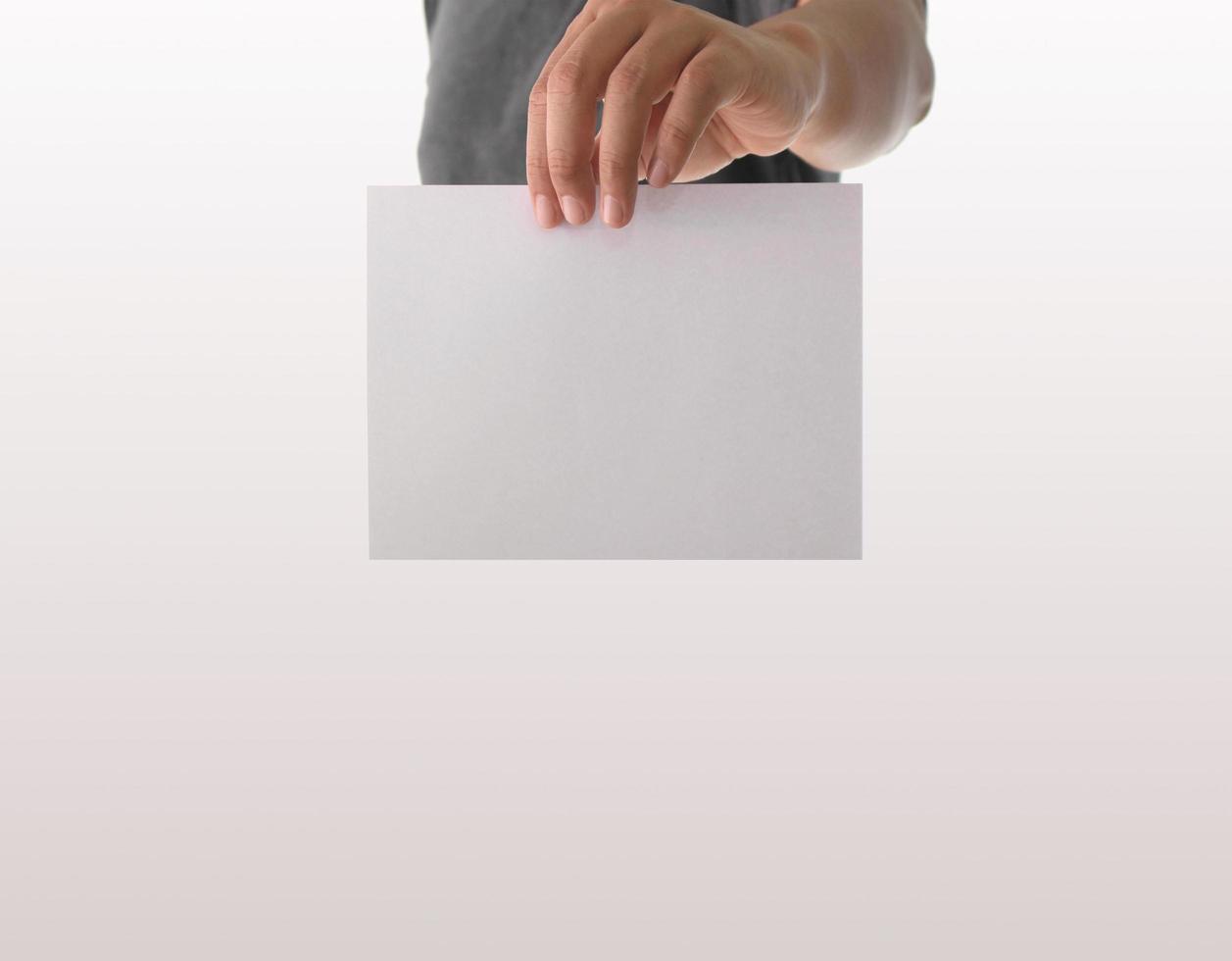 pessoa segurando papel em branco foto