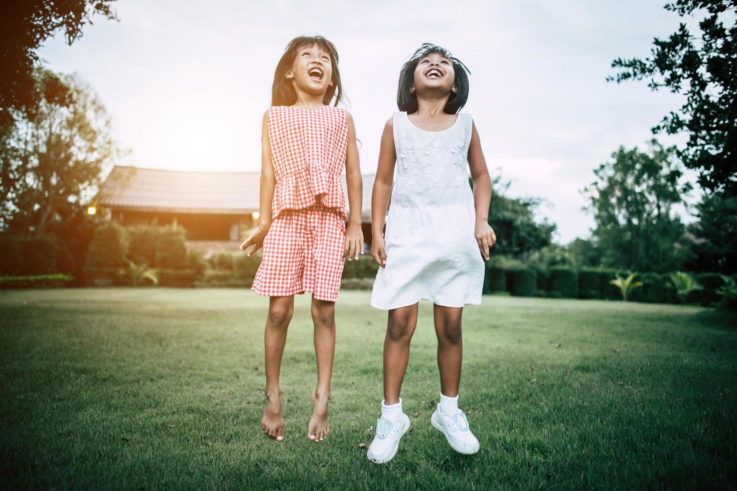 duas meninas se divertindo brincando no parque foto