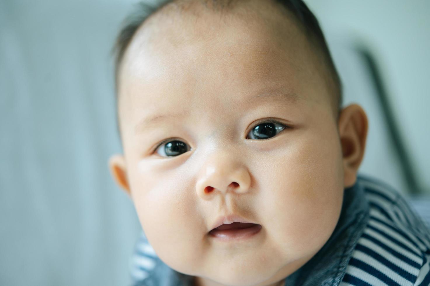 close-up de um bebê recém-nascido foto