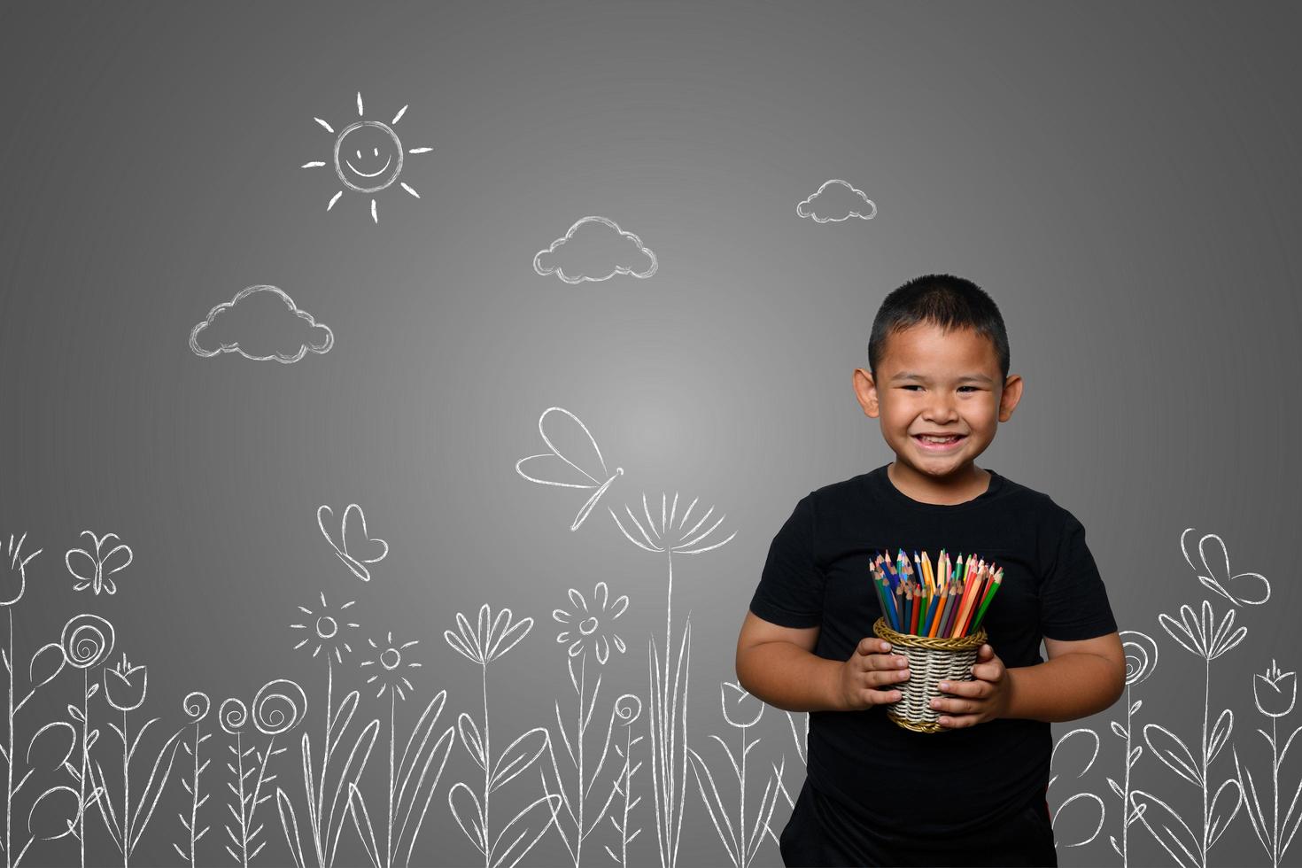 um menino com lápis desenhando um fundo de sonho foto