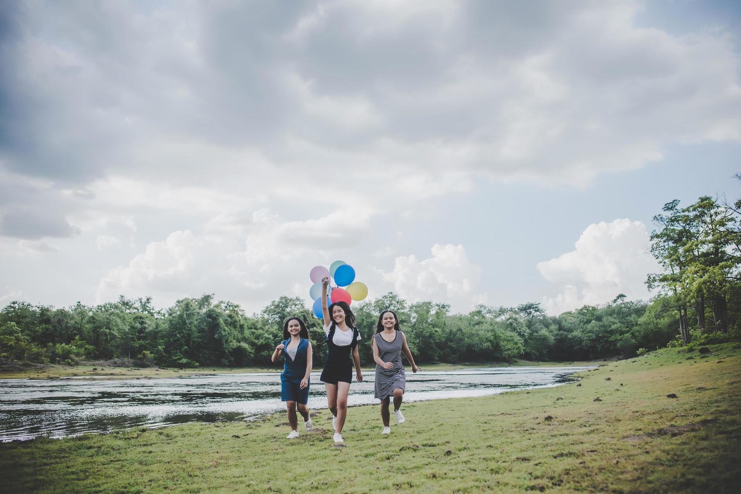 amigos adolescentes felizes sorrindo ao ar livre em um parque foto