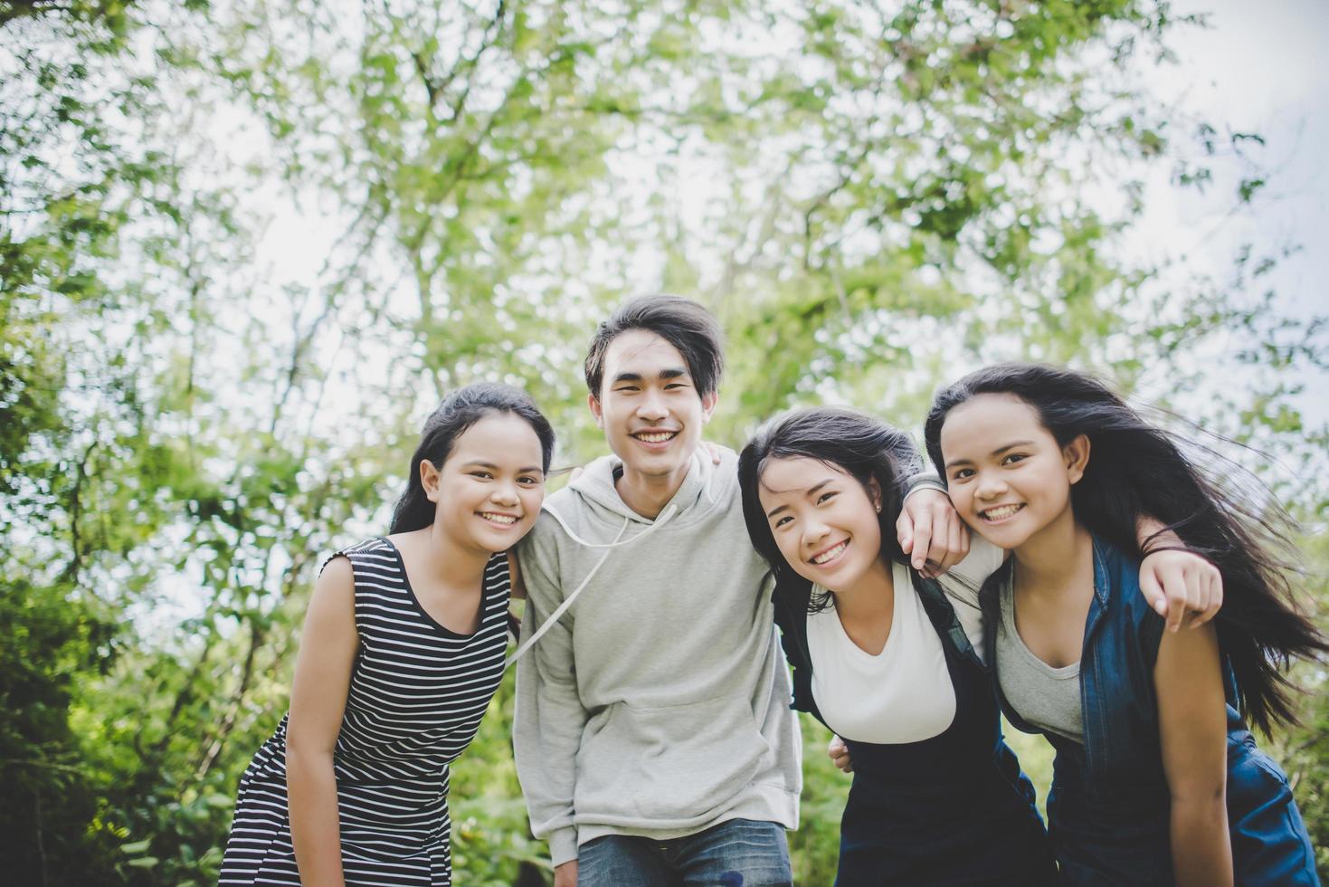 amigos adolescentes felizes sorrindo ao ar livre em um parque foto