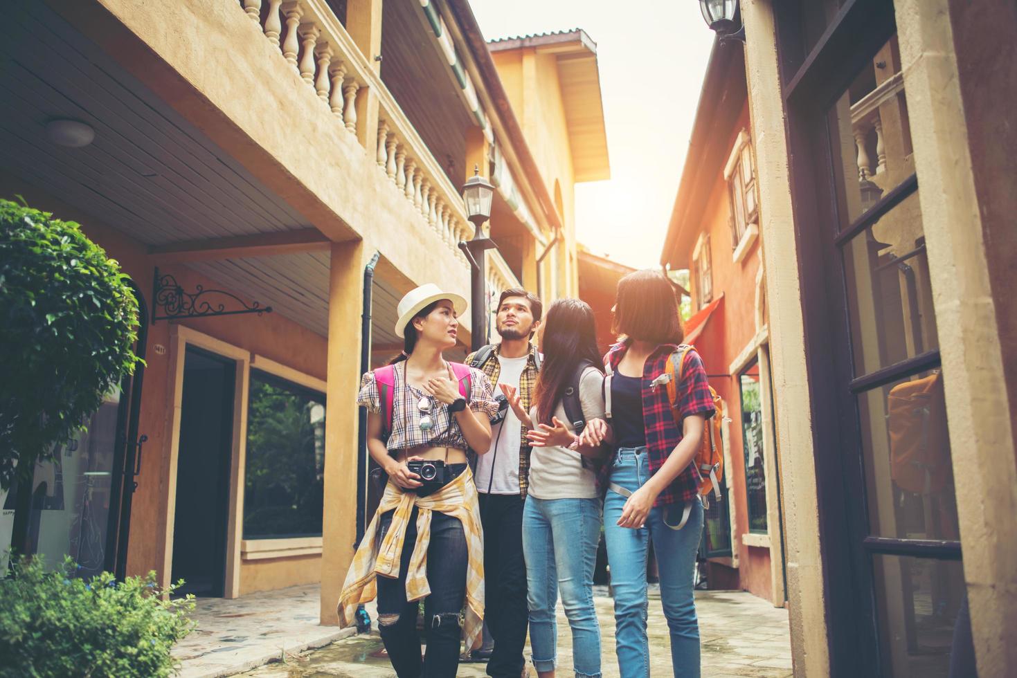 grupo de jovens amigos felizes se divertindo caminhando em uma rua urbana foto