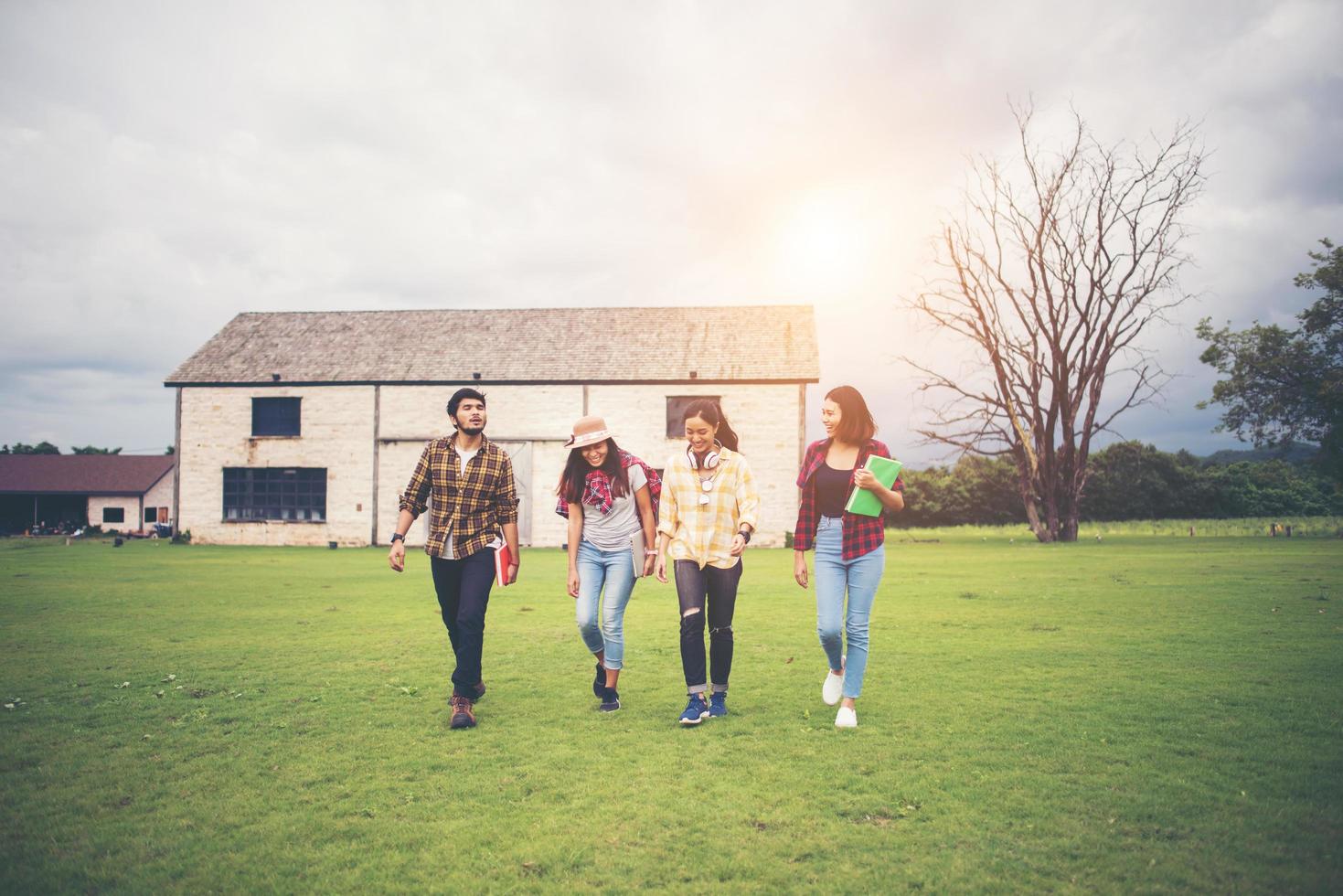 grupo de alunos caminhando pelo parque depois da aula foto