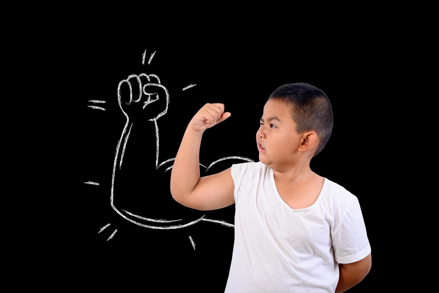 menino mostra sua força muscular foto