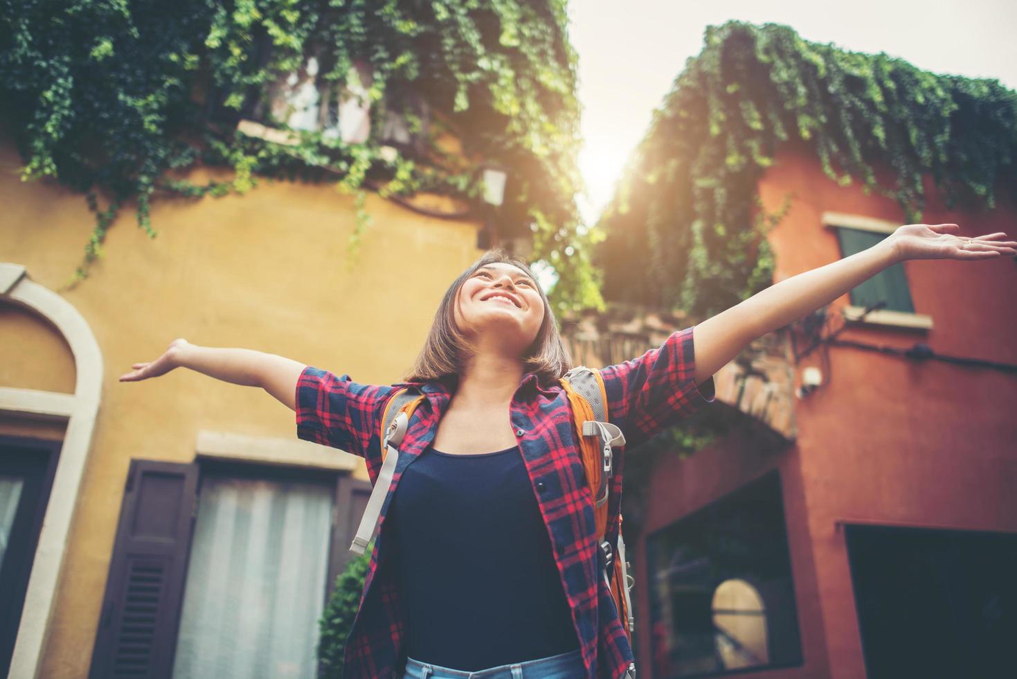 jovem feliz curtindo suas viagens, levantando as mãos no ar foto