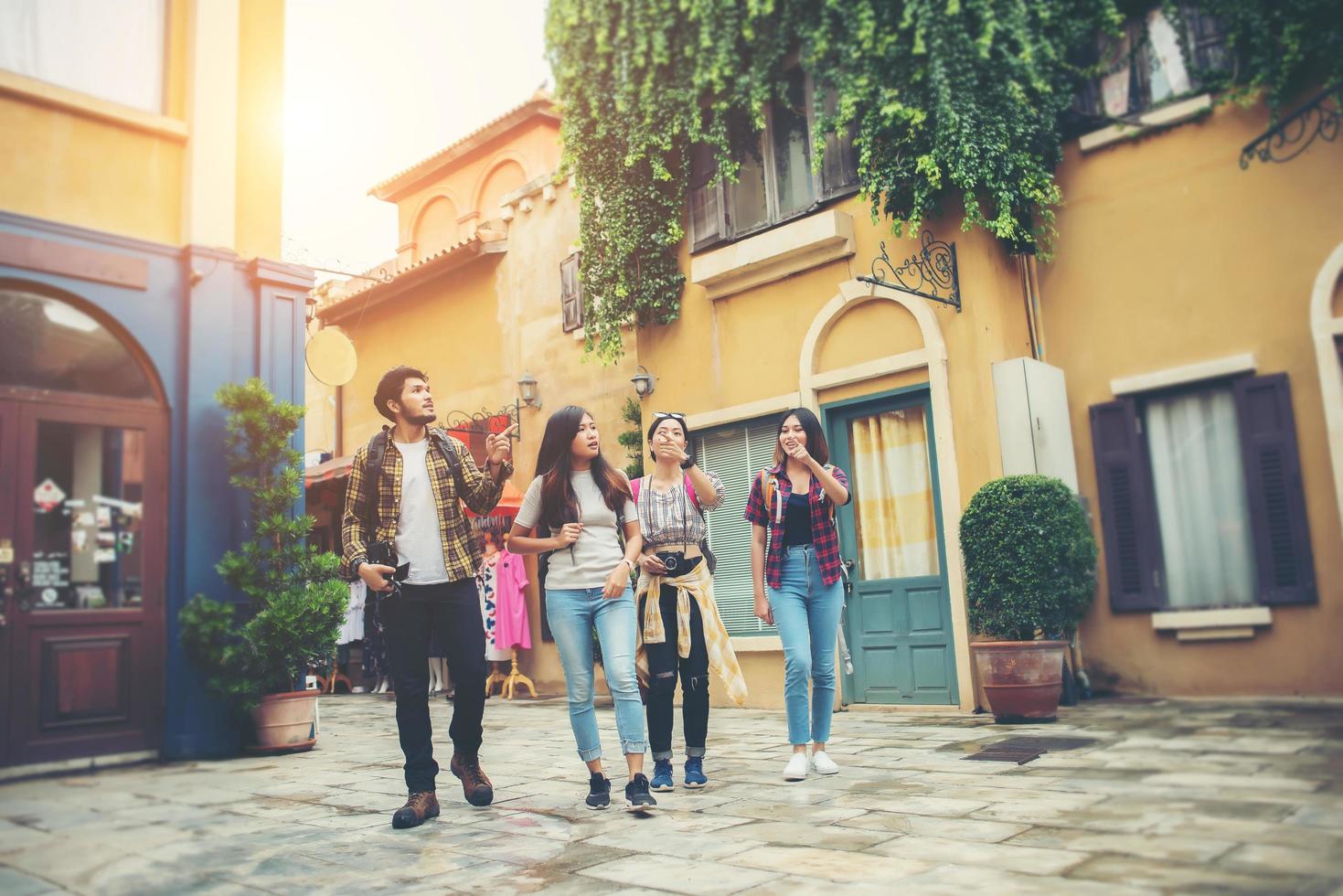 grupo de amigos encontrando-se no centro da cidade foto