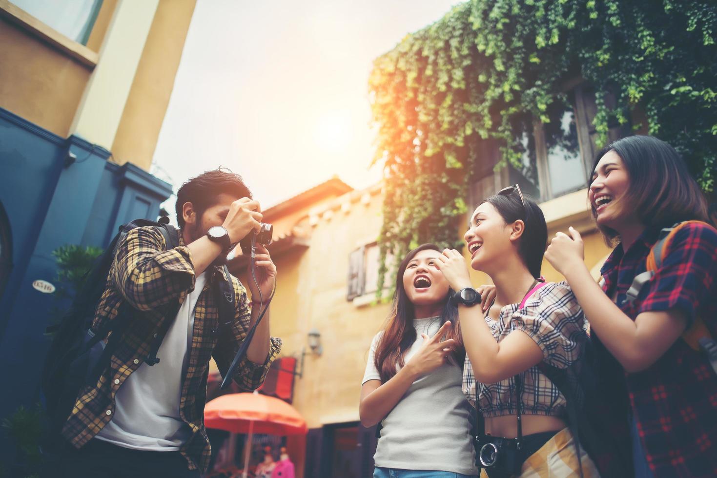 grupo de amigos felizes tirando selfies juntos em uma área urbana foto