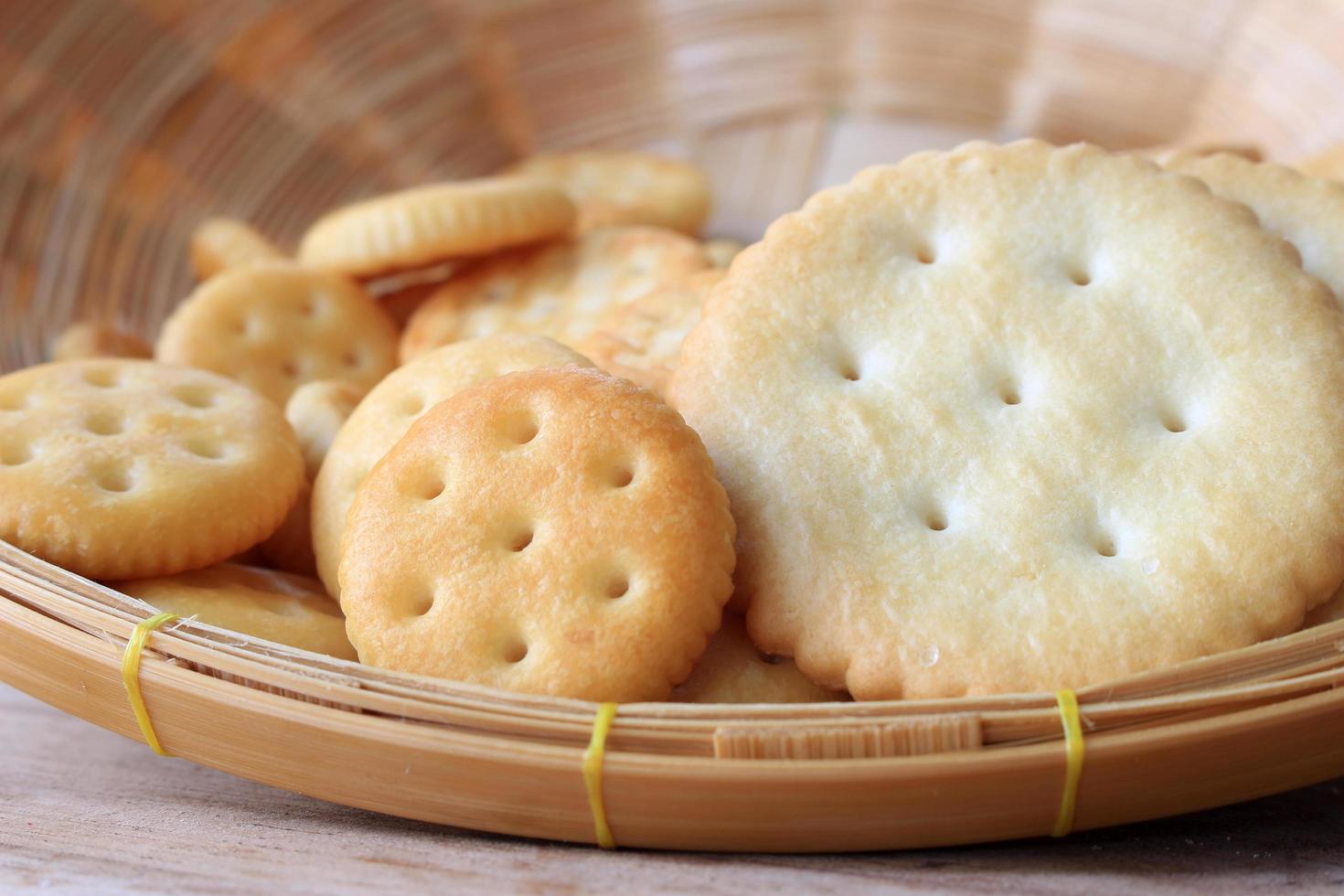 biscoitos na cesta foto