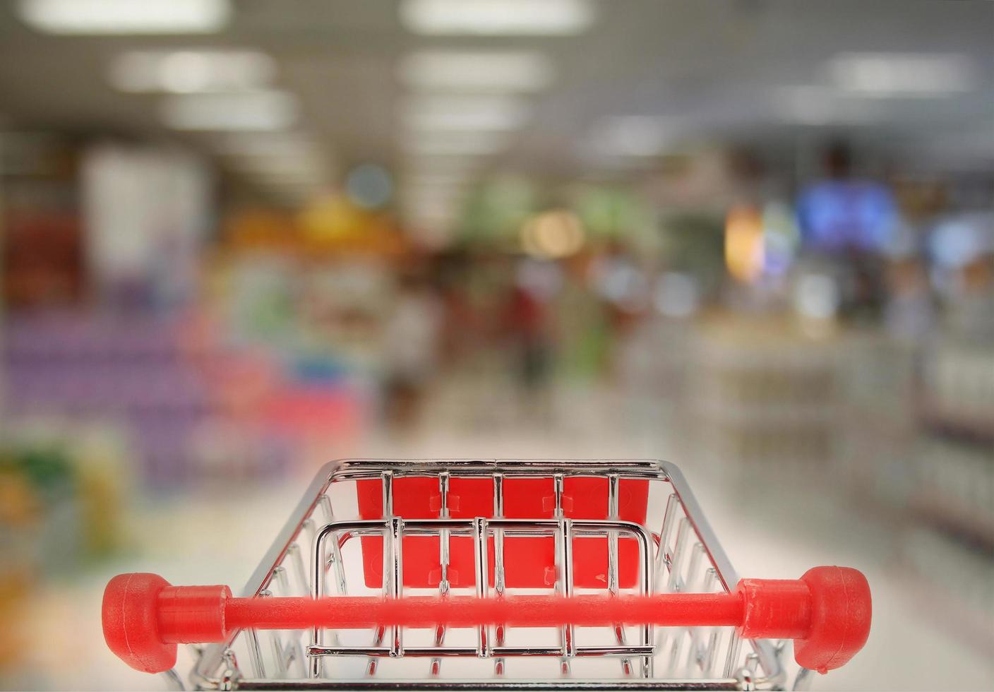 carrinho de compras no supermercado foto