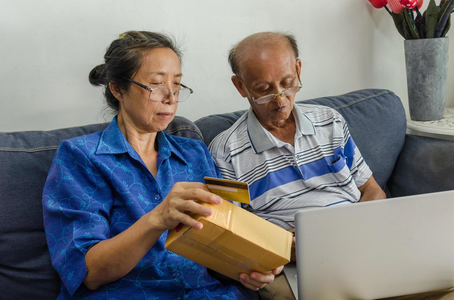 dois idosos comprando online foto