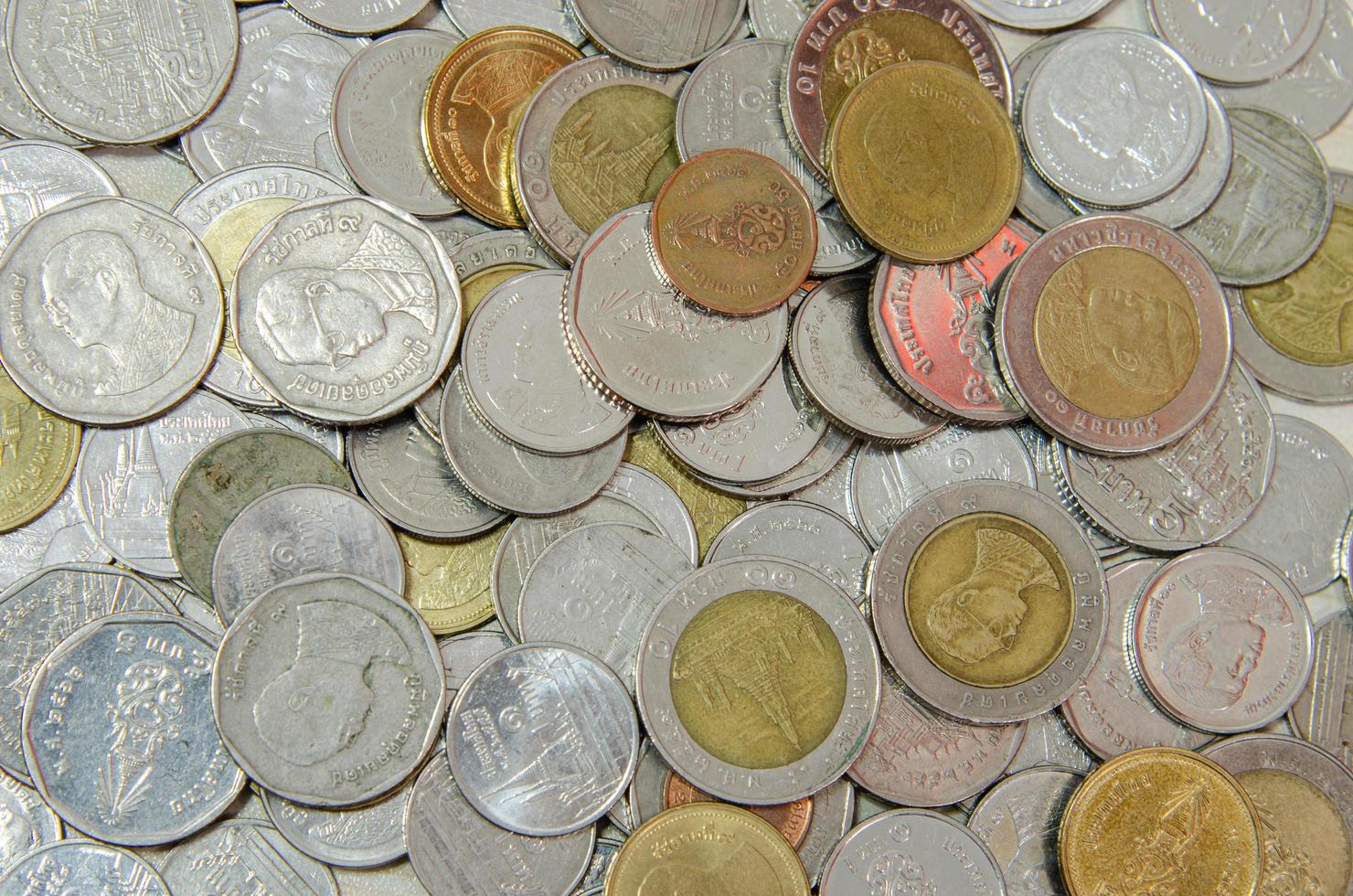 muitas moedas tailandesas foto
