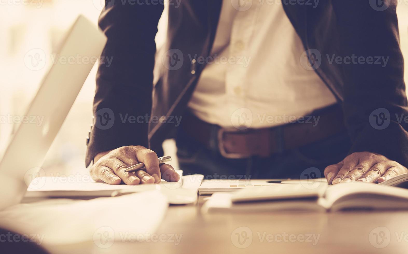 empresário trabalhando no escritório foto