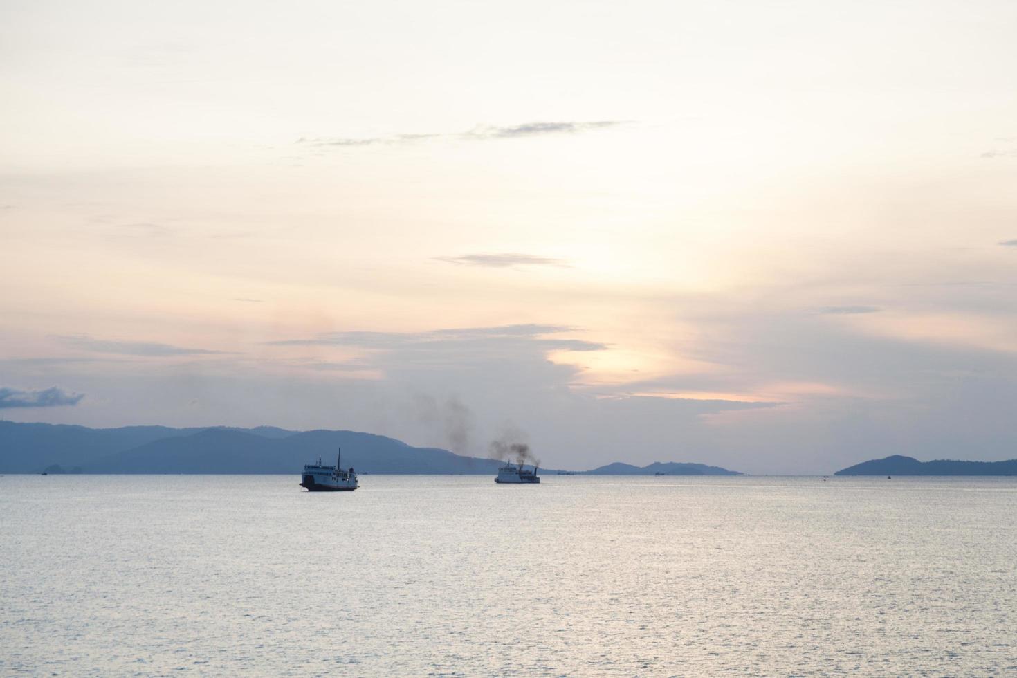 navios no mar ao pôr do sol foto