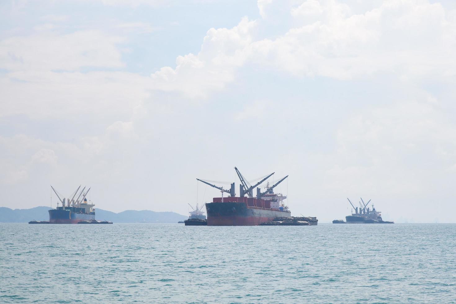 grandes navios de carga no mar foto