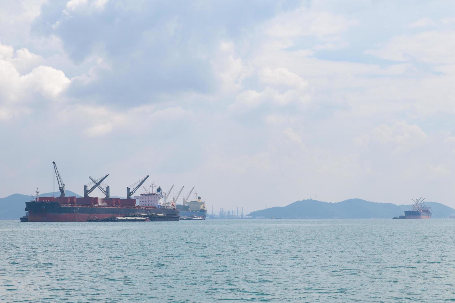 grande navio de carga no mar foto