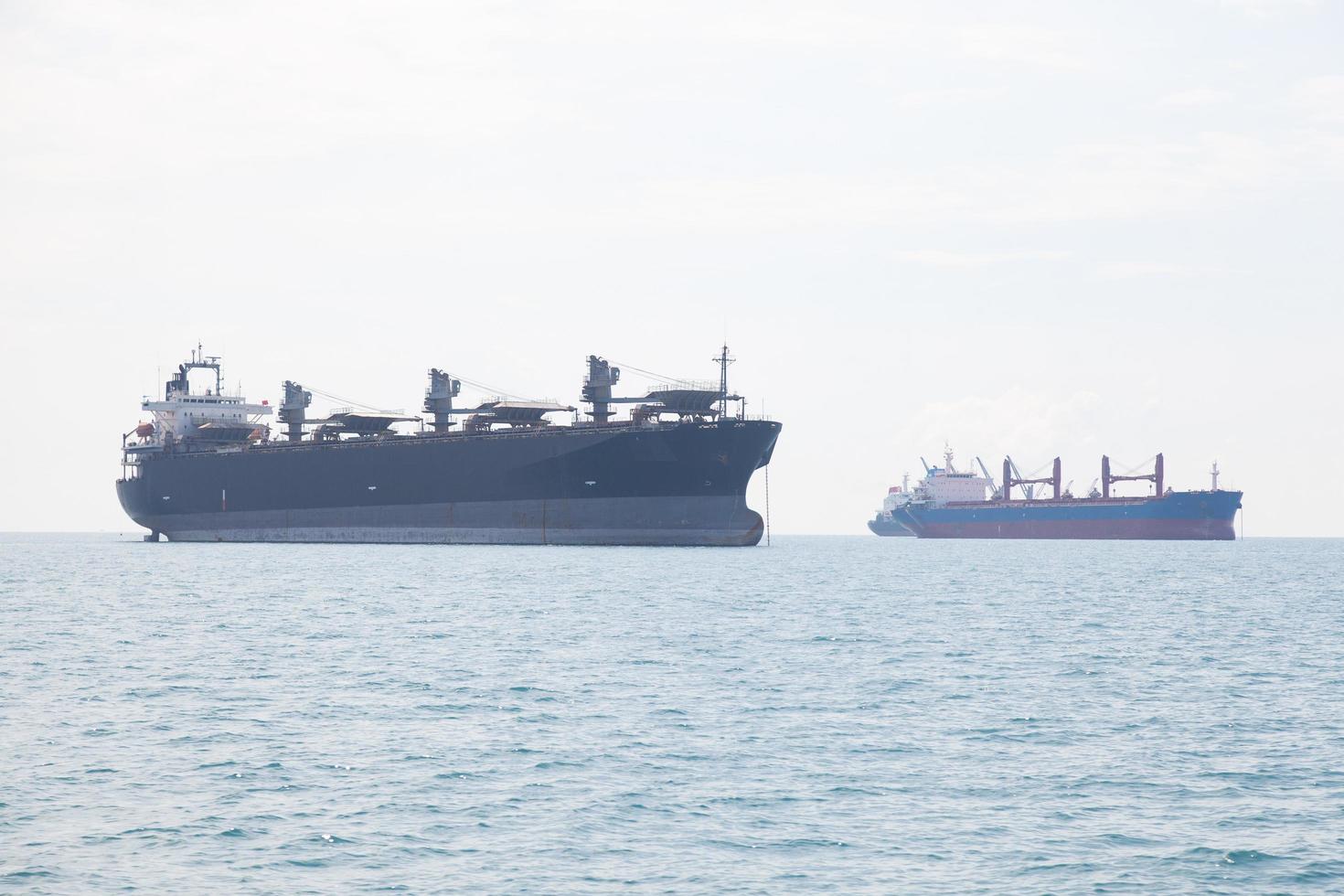 grandes navios de carga no mar foto