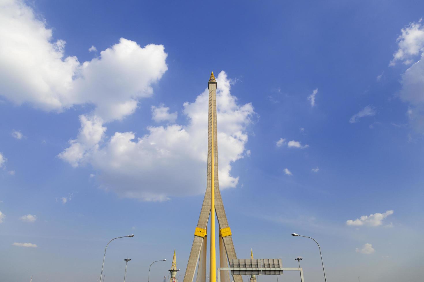 ponte rama viii em bangkok, tailândia foto