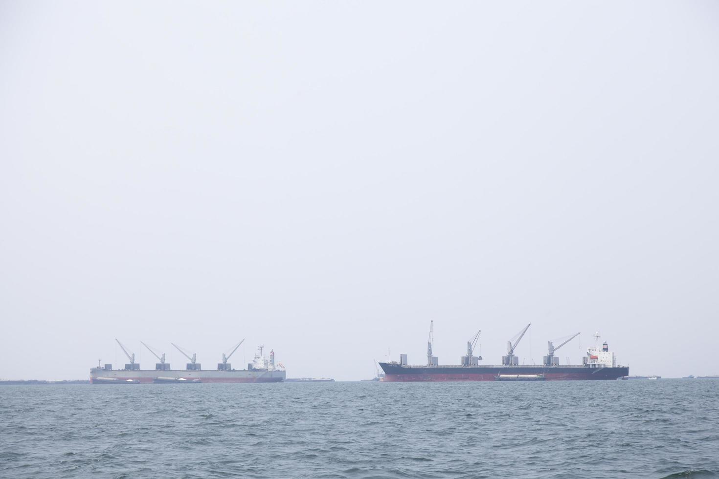grandes navios de carga no mar foto