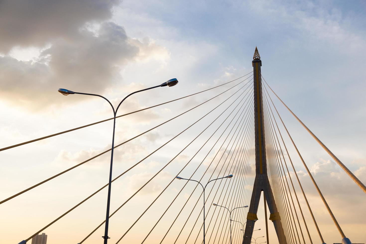 ponte rama viii em bangkok foto