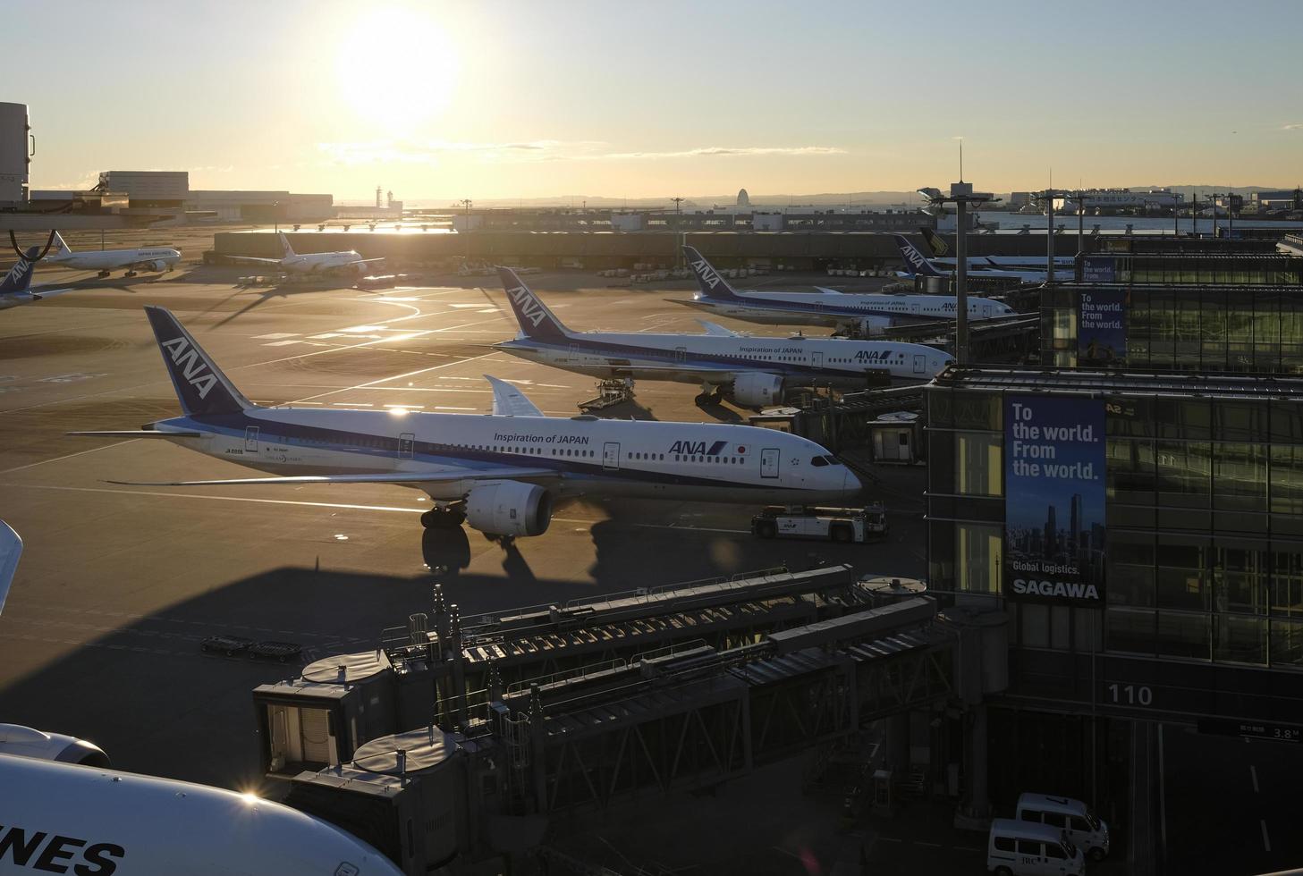 Tóquio, Japão - 5 de janeiro de 2023 - aviões da Japan Airlines esperando a partida no aeroporto de Haneda em Tóquio, Japão. foto