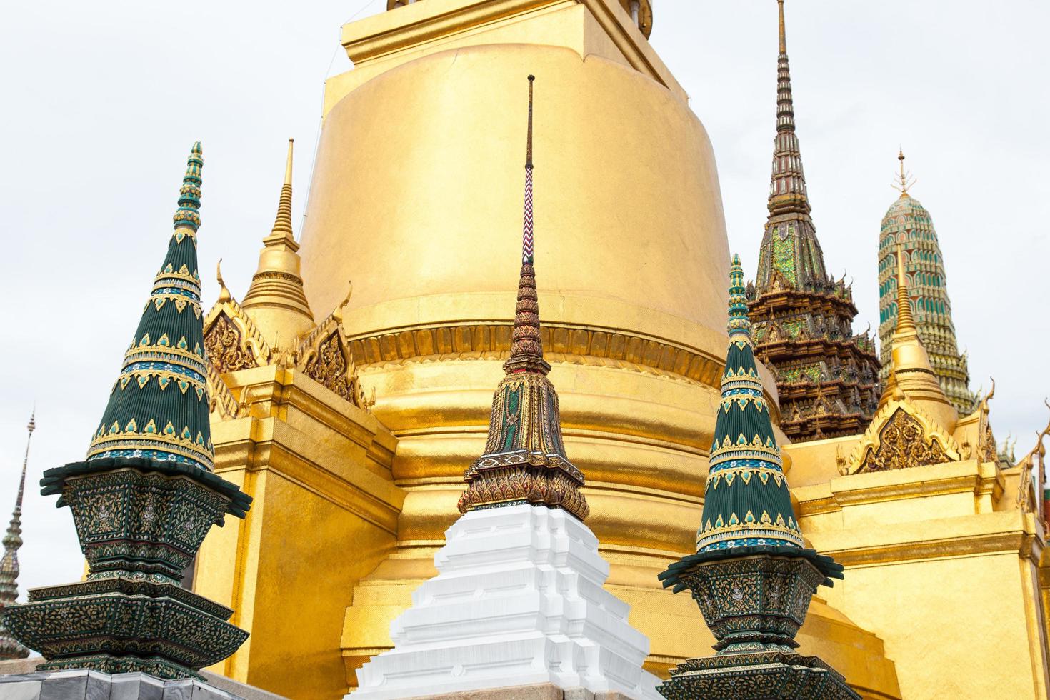 pagode em wat phra kaew na tailândia foto