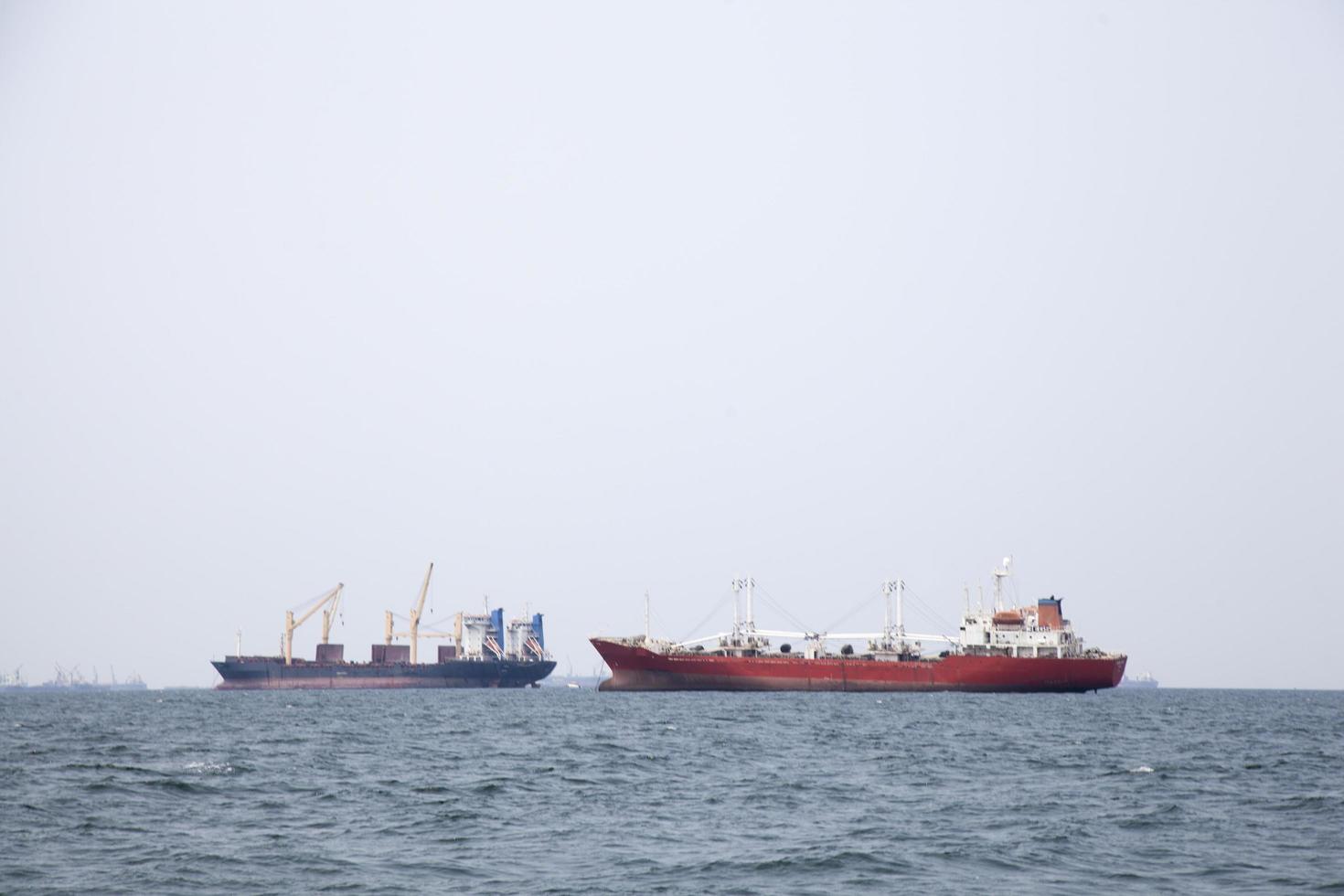 grandes navios de carga no mar foto