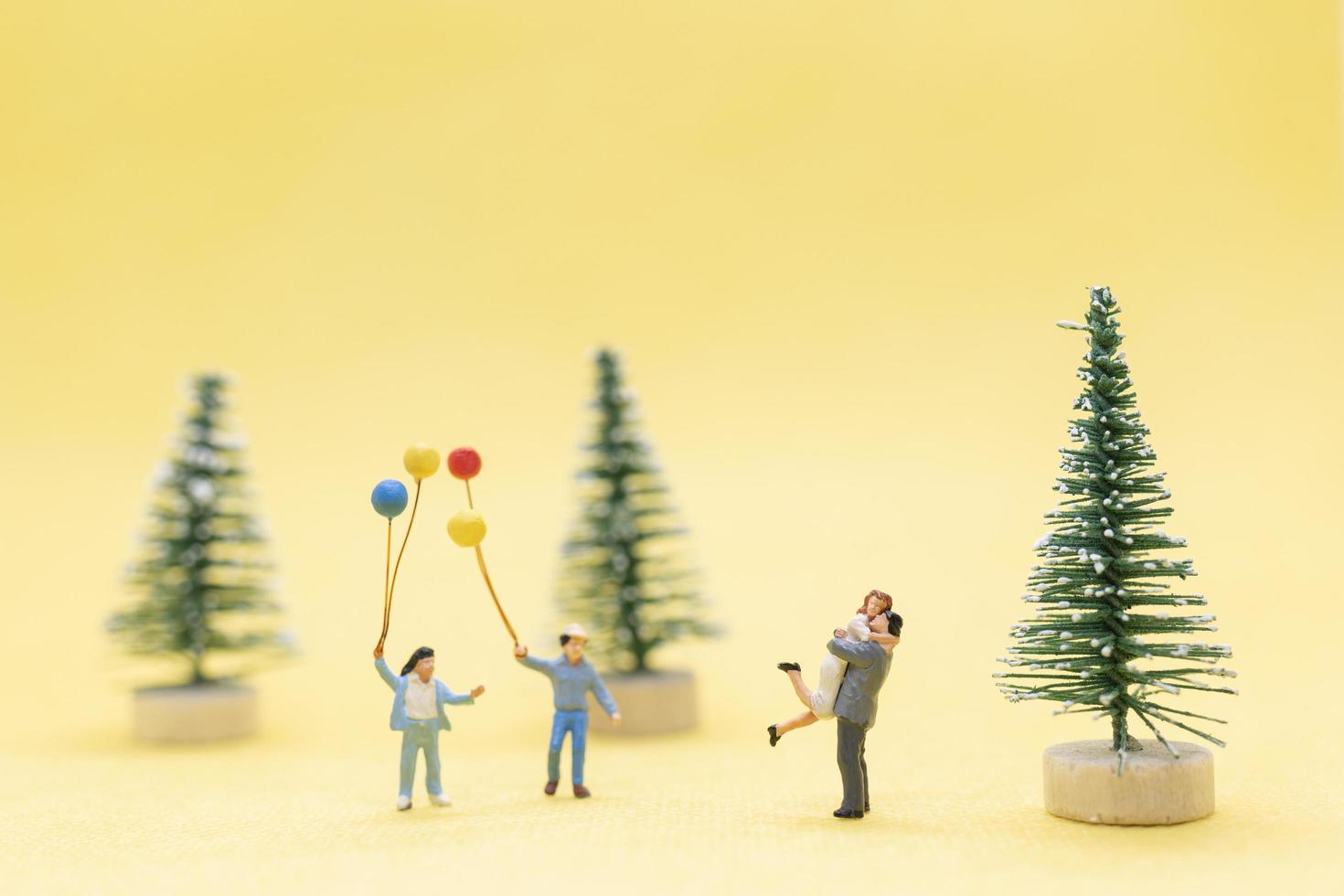 grupo de miniaturas estatuetas comemorando o natal foto