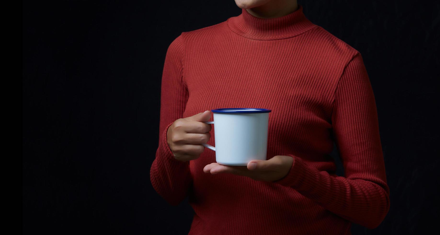 mulher segurando a xícara de café foto