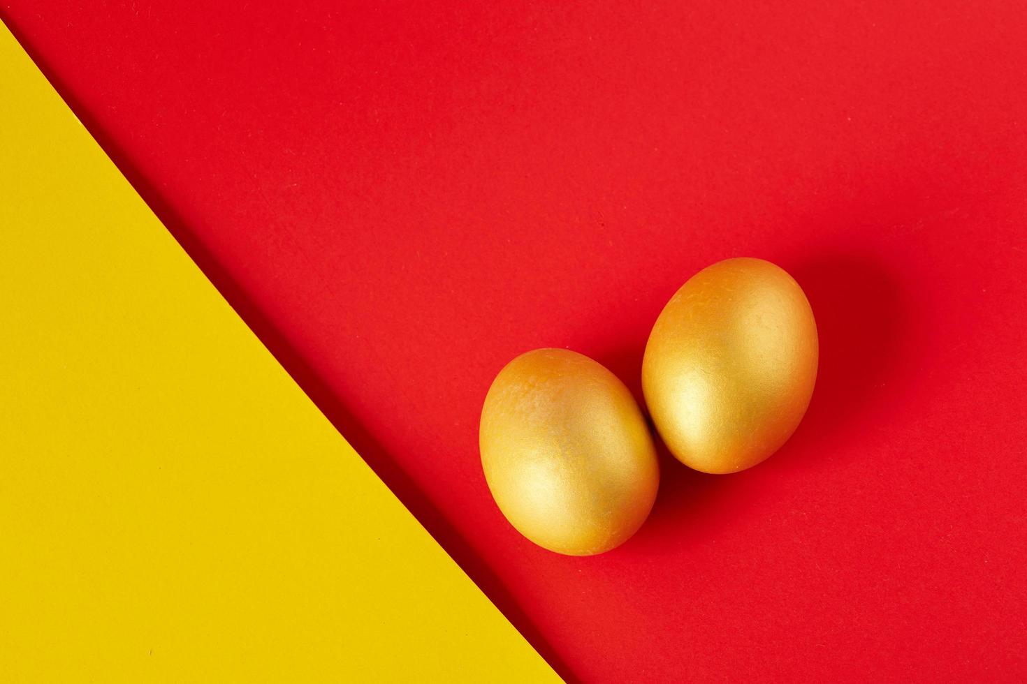 ovos em fundo amarelo e vermelho foto
