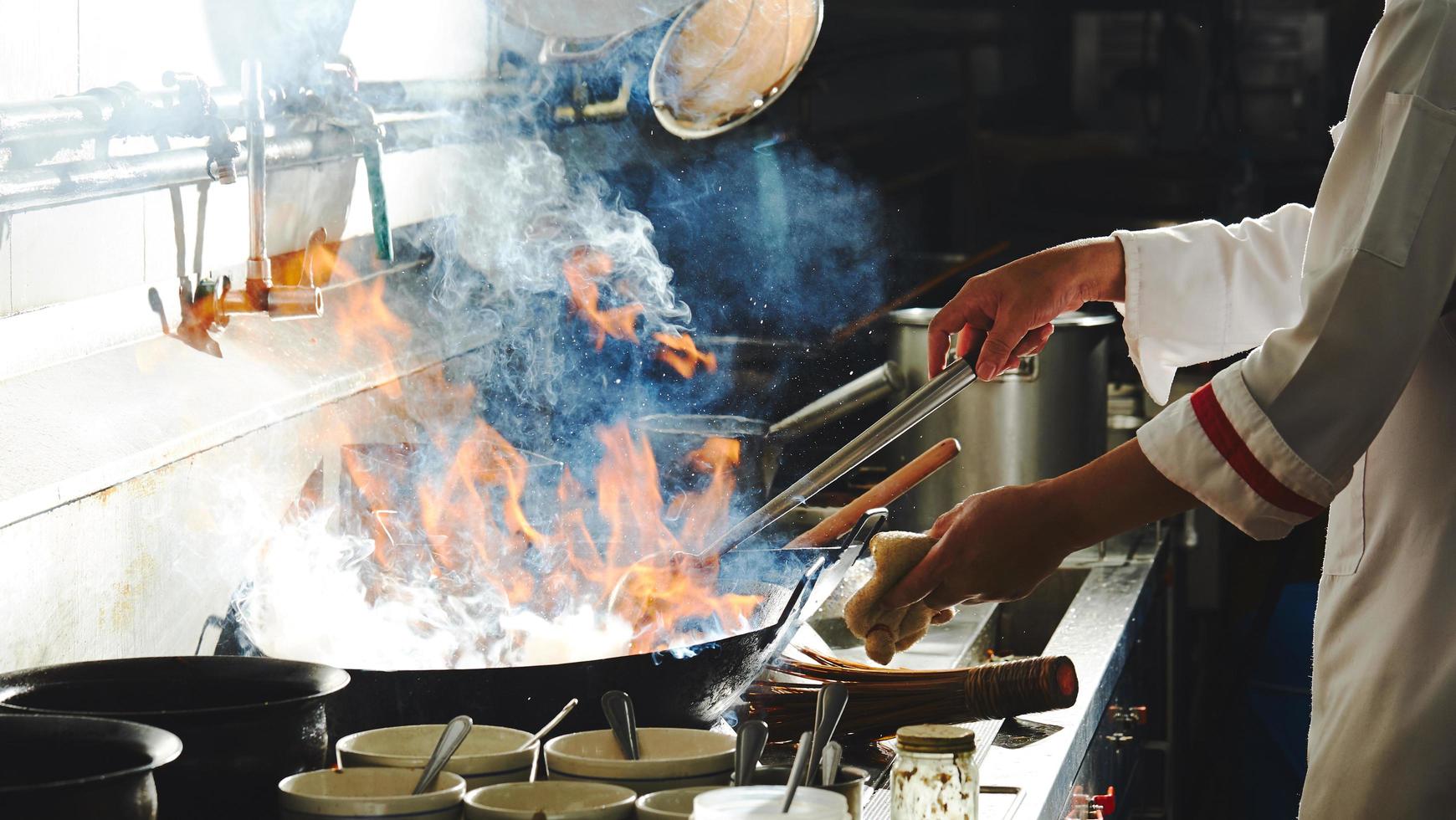 queimando comida na wok foto