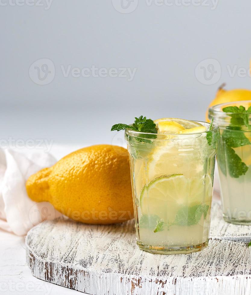 bebida refrescante de verão limonada com limões, folhas de hortelã foto